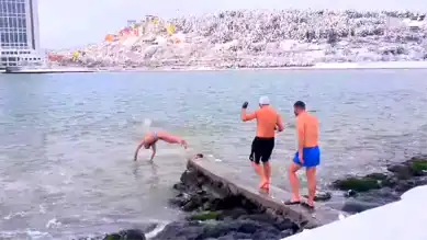 Samsun'da Dondurucu Havada Denize Giriş!