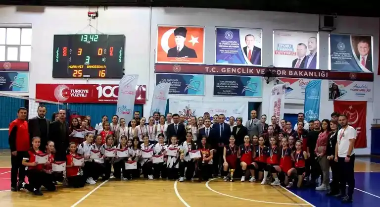 Düzce'de Hürriyet Ortaokulu Voleybol Şampiyonu