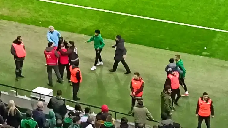 Kocaelispor-Iğdır FK Maçında Olaylar: Polis Yaralandı
