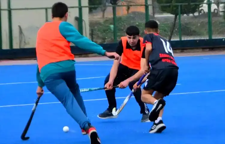 Osmaniye'de Gençler Bilek Güreşi ve Hokeyde Yarıştı